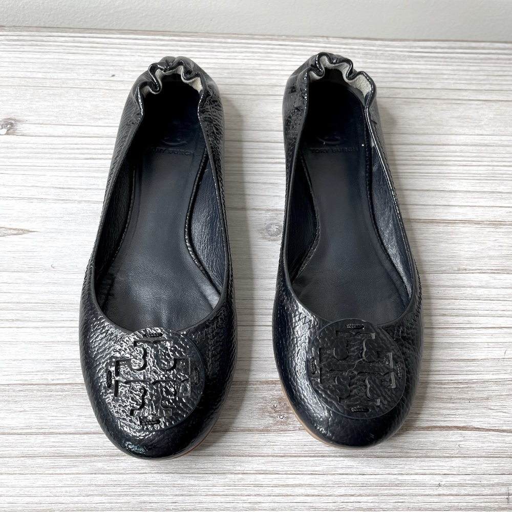 Tory Burch Reva Ballet Flat in Textured Patent Leather trending LOGO travel
